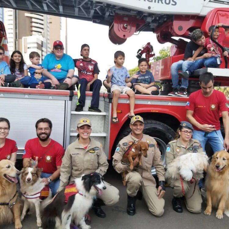 Evento com o Corpo de Bombeiros e PM voltado ao público com TEA encerra atividades do Abril Azul