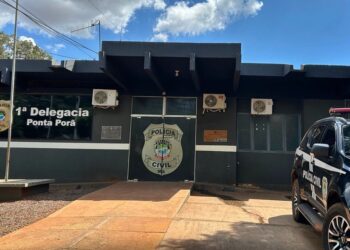 Adultos são presos por beberem e usarem drogas na frente de criança de 3 anos, após denúncia