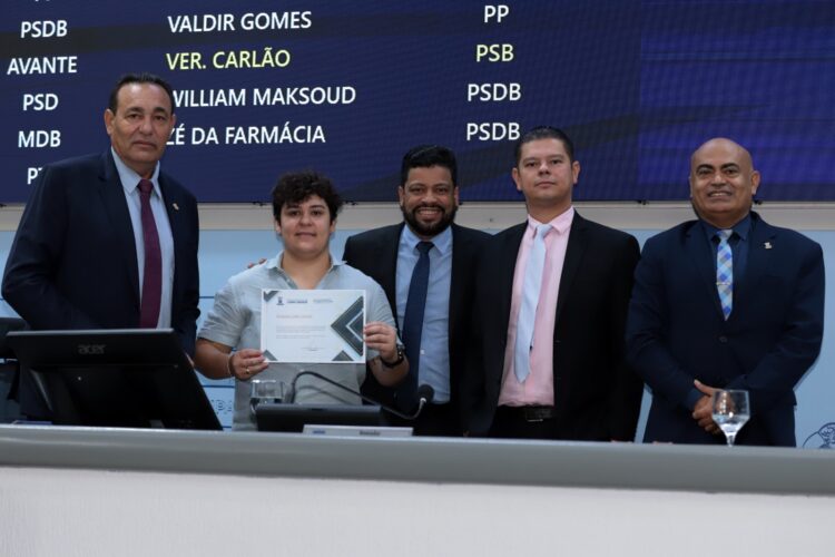 Vereadores homenageiam shopping pelo fomento à arte e relevância social