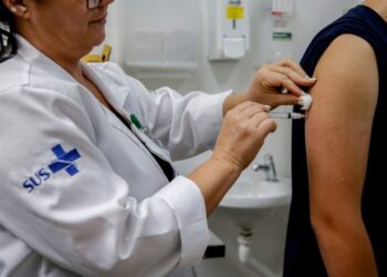 Orientação do Governo é de ampliar público da vacina contra dengue onde há doses vencendo