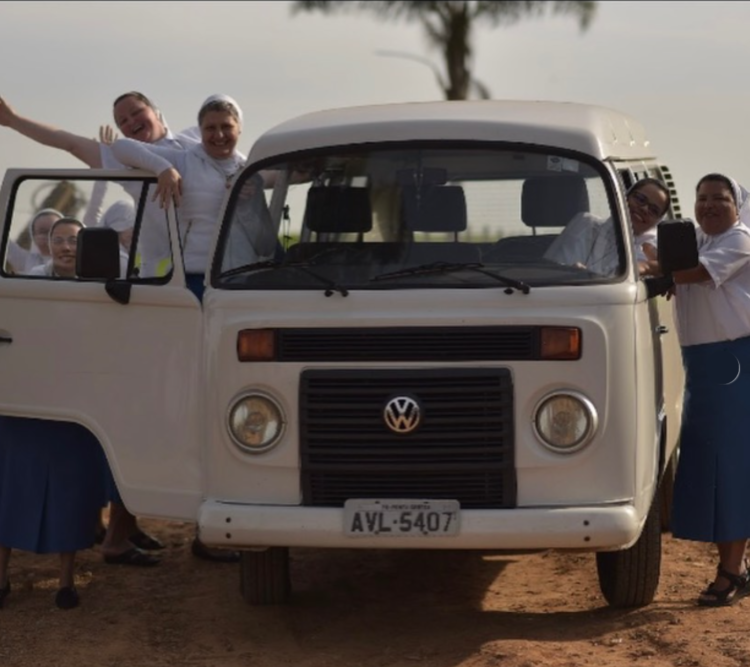 Irmã Marizele, conhecida como a “Irmã da Kombi”, participa de celebração em Campo Grande