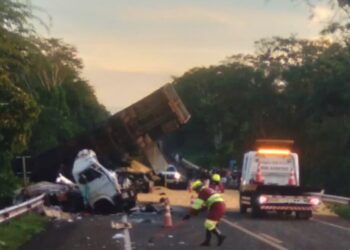 Colisão entre carretas e Chevrolet Onix mata 4 pessoas, na BR-163, nesta manhã
