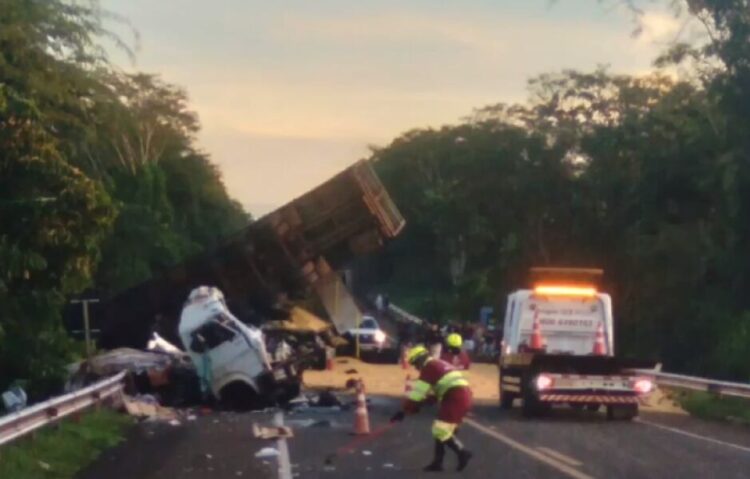 Colisão entre carretas e Chevrolet Onix mata 4 pessoas, na BR-163, nesta manhã