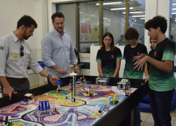Diretor-presidente da Fundação de Turismo visita laboratórios da escola Sesi