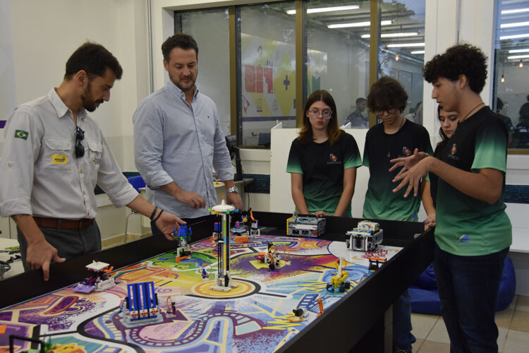 Diretor-presidente da Fundação de Turismo visita laboratórios da escola Sesi