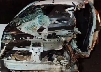 Duas pessoas ficam feridas em estado grave ao colidirem carro com caminhão, na BR-163