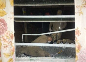 Mulher morre ao ficar presa em janela basculante e ter parada cardiorrespiratória