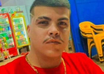 Jovem é morto a tiros, principalmente pelas costas, em frente à campo de futebol