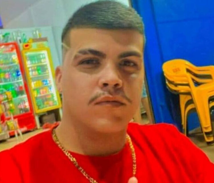 Jovem é morto a tiros, principalmente pelas costas, em frente à campo de futebol