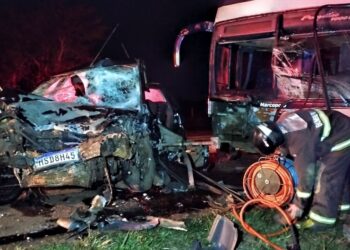 Condutor de Fiesta anda na contramão e morre ao colidir de frente com ônibus, em MS