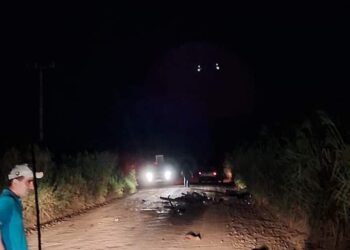 Dois de moto morrem em colisão com caminhão, em Terenos