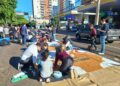 Fiéis confeccionam tradicional tapete de Corpus Christi, na Avenida Afonso Pena