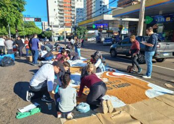 Fiéis confeccionam tradicional tapete de Corpus Christi, na Avenida Afonso Pena