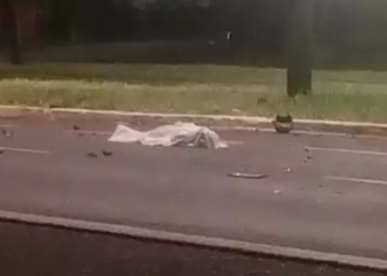 Motociclista com farol apagado colide de frente com carro de app. e morre na Gury Marques