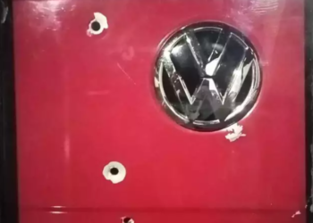 Após esfaquear a esposa, homem furta carro de desconhecido e tenta atropelá-la junto com o tio