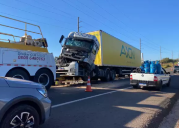 Engavetamento envolvendo 4 caminhões deixa trânsito fechado na BR-163, na Capital