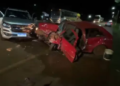 Colisão frontal entre VW Gol e caminhonete deixa homem preso às ferragens e ferido