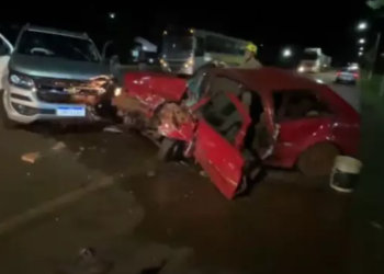 Colisão frontal entre VW Gol e caminhonete deixa homem preso às ferragens e ferido