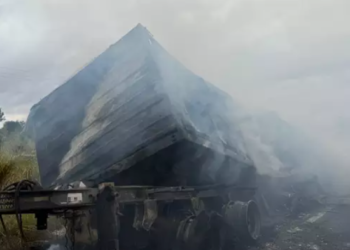 Bombeiros combatem incêndio em vagão de carreta que transportava algodão