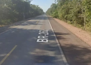 Mulher morre horas depois de colidir HB20 em placa de sinalização, na BR-262