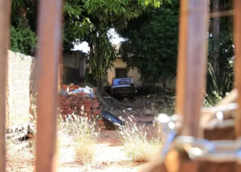 Corpo de mulher é encontrado dentro de veículo em quintal de casa abandonada