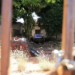 Corpo de mulher é encontrado dentro de veículo em quintal de casa abandonada