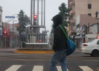 Sexta-feira amanhece com chuva e virada repentina do tempo