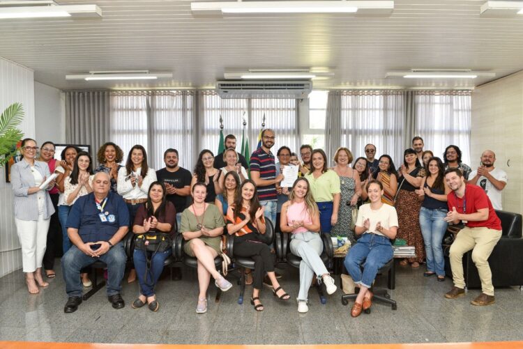 Prefeita atende categoria e sanciona 30 horas para psicólogos, em Campo Grande