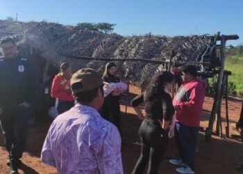 Mãe promete entregar bebê, desiste após dar a luz e é mantida em cárcere com criança