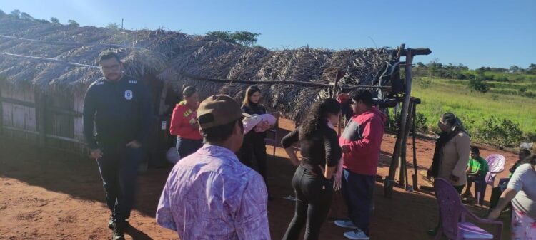 Mãe promete entregar bebê, desiste após dar a luz e é mantida em cárcere com criança