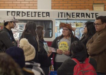 Cordelista estaciona Kombi para lançamento de 10 novos cordéis infantis, em Dourados