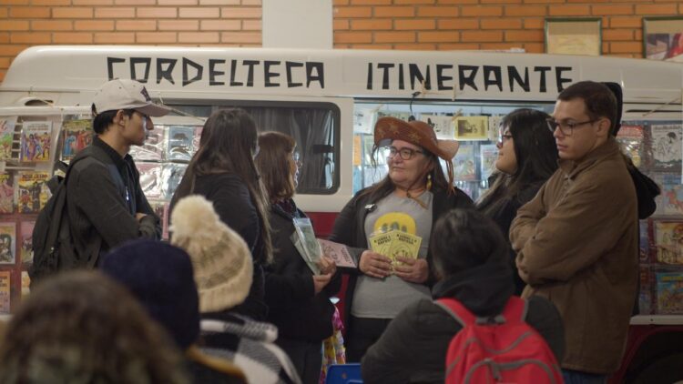 Cordelista estaciona Kombi para lançamento de 10 novos cordéis infantis, em Dourados
