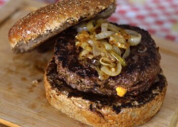 Dia do hambúrguer pode ser celebrado em casa com sabor e praticidade