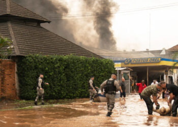 RS chega a 100 mortes em meio a falta de água e comida e medo de novas tempestades