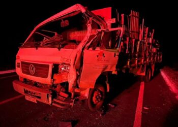 Condutor de caminhão de prefeitura fica ferido ao colidir em trator parado, na MS-473