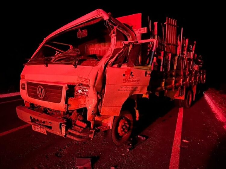 Condutor de caminhão de prefeitura fica ferido ao colidir em trator parado, na MS-473