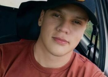 Jovem morre ao colidir moto contra muro de casa e amigo garupa está em estado grave