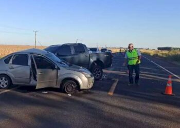 Condutor morre em colisão entre carro de passeio e caminhonete