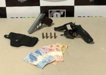 Abordado pela PM, homem aponta duas armas para os policiais e morre baleado