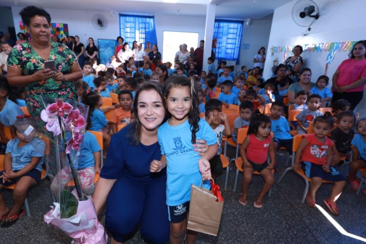 Prefeita inaugura parquinho inclusivo e amplia vagas em Emei revitalizada