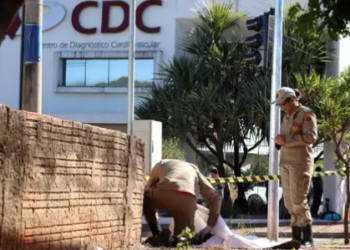 Idoso cai morto a poucos metros de clínica cardiovascular onde faria exames, na Capital