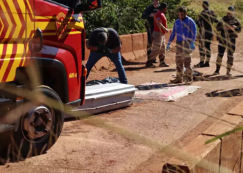 Polícia trabalha pra identificar mulher encontrada morta com 21 facadas, na Capital