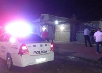 Homem é morto a tiros por motociclista que invadiu casa, na fronteira