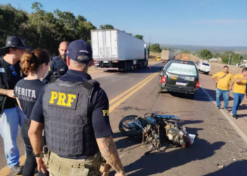 Motociclista invade pista contrária, bate de frente com caminhão e morre na BR-163
