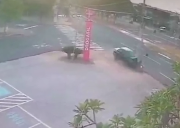 Casal fica em estado grave, após colidirem Corsa em poste, na Afonso Pena