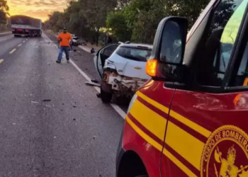 Dois condutores morrem, após colisão frontal entre carros, na BR-262, em Aquidauana