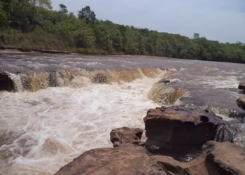 Jovem bebe, entra no rio e é arrastado pela correnteza, em Rochedo, e ainda não foi encontrado