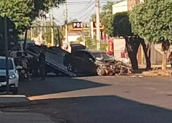 PM é arremessado para fora de Honda Civic, após colidir contra duas árvores