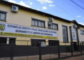 Homem invade casa da ex-namorada, quebra garrafa na cabeça dela e rasga sua pele