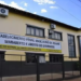 Homem invade casa da ex-namorada, quebra garrafa na cabeça dela e rasga sua pele